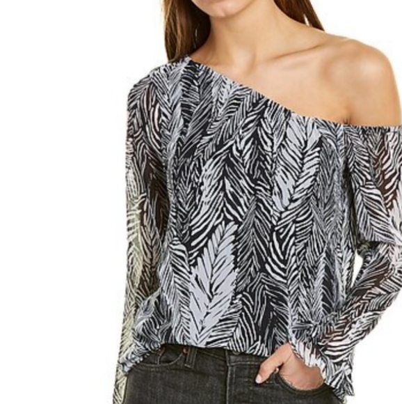 🎉HP🎉Club Monaco Off Shoulder Daphins Top